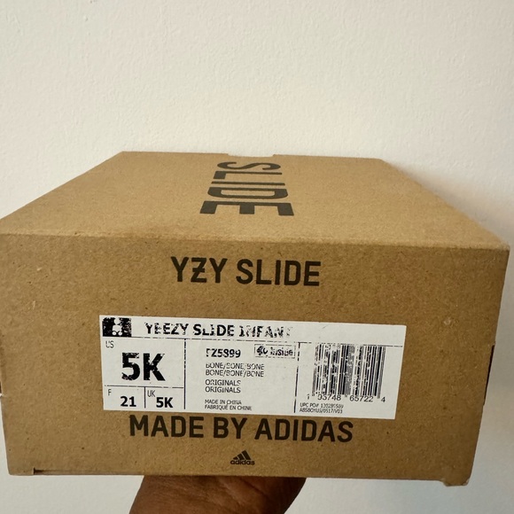コンテナ Yeezy Slides